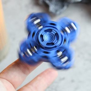 Tiebro Giroscopio Clásico EDC, Juguete de Metal con Eslabones Giratorios, Diseño Personalizado, Alivio de la Ansiedad para Adultos, Gadget Antiestrés - Product Image 4