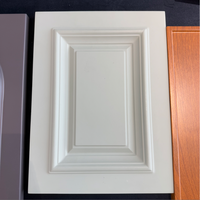 Portes d'armoires de cuisine classiques en bois massif Happy Houses sur mesure pour salle de bain, villa, appartement et centre commercial – Échantillon gratuit, CAO, livraison mondiale