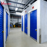 Entrepôt robuste, stable, fiable, polyvalent, pour le stockage d'inventaire, de biens personnels, sécurisé, avec porte à enroulement