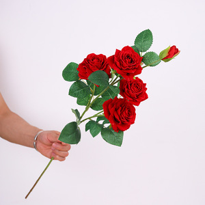 Flor Artificial de Rosa de Terciopelo de Cinco Cabezas, Flor de Seda, Artesanía Exquisita, Decoración Suave para el Hogar y Exteriores - Product Image 1