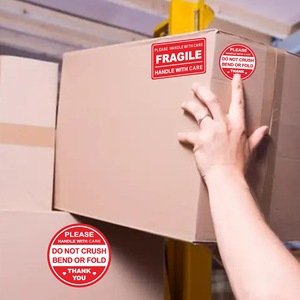 ピンクの「FRAGILE」注意書き付き配送ステッカー、自己粘着式、防水、破損防止、物流用警告包装ラベル - Product Image 3