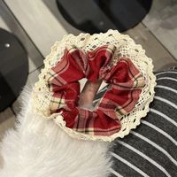Chouchou coréen vintage bleu clair rayé en dentelle double couche avec élastique pour femme, idéal pour une coiffure élégante en queue de cheval ou chignon pour les soirées.