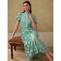 Robe midi en dentelle florale vert menthe pour femme, col montant, manches courtes bouffantes, garniture en cristal, ceinturée, fente haute sur le devant, marque privée