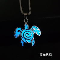 Nouveaux colliers pendentifs tortue lumineux pour Halloween, collier créatif hip-hop tortue en acier inoxydable
