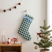 Bolsa de regalo colgante de lona acolchada a cuadros gingham personalizada al por mayor con diseño de puño con volantes lindo para Navidad