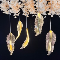 Fourniture directe par le fabricant d'un petit lustre en acrylique décor de plumes lumineuses pour l'éclairage d'affichage de fenêtre de scène de mariage