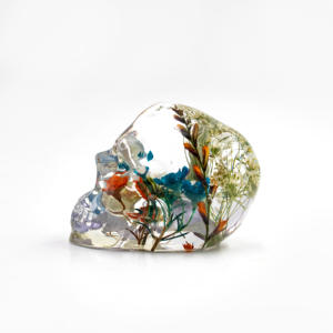 Calaveras de Cristal Transparente con Flores Secas en Resina Natural Pulida de Alta Calidad con Propiedades Curativas para Decoración del Hogar - Product Image 5