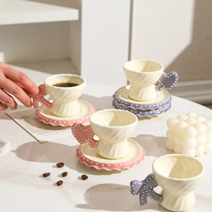 Nuova Tazza da Caffè in Ceramica <span class=keywords><strong>a</strong></span> <span class=keywords><strong>Forma</strong></span> <span class=keywords><strong>di</strong></span> <span class=keywords><strong>Cuore</strong></span> con Piattino e Design <span class=keywords><strong>a</strong></span> Fiocco, Set da Caffè Moderno e Minimalista per Uso Domestico - Product Image 1