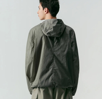 Veste Anorak Homme ODM en Nylon Froissé Léger Gris Sauge, Coupe Ample, à Demi-Zip, avec Capuche à Cordon de Serrage, Coupe-Vent
