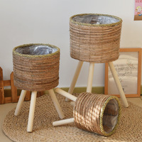 Panier à plantes en jonc de mer tressé style bohème avec support en bois à 3 pieds, doublure en plastique imperméable, décoration intérieure, pot à fleurs, porte-plantes