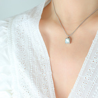 Français Ins carré blanc coquillage pendentif collier serpent chaîne, rond serpent chaîne collier en acier inoxydable bijoux personnalisés