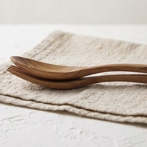 Ensemble de couverts en teck massif 100% de Carola, alliant la beauté du bois naturel et l'artisanat oriental pour un design intemporel et écologique - Product Image 3
