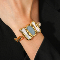 Bracelet vintage baroque en perles d'eau douce naturelles plaqué or avec breloque en jade bleu, bijou artisanal pour femme