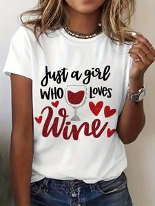 T-shirt da donna con stampa grafica 'Just A Girl Who Loves Wine', manica corta, girocollo, casual, design con bicchiere di vino rosso e cuore, 100% cotone - Product Image 3