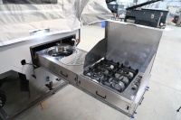 Caravane de luxe tout-terrain pliable avec tente gonflable et cuisine coulissante