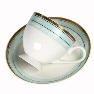 Bone China Tea Cup and Saucer Porcelana con borde dorado de lujo con tetera Juegos de tazas de té de estilo clásico de cerámica - Product Image 1