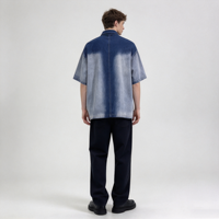 Chemise en jean ombré pour homme, manches courtes, boutonnée, bleu glacé délavé, bicolore, coupe ample et carrée avec détail poche poitrine