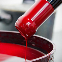 Divers blocs colorés de cire de cachetage de bouteille de vin de trempage de main