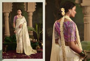 Pure Crêpe Dola Soie Avec Un Travail De Visualisation Lourd Et Des Tussles Sur Pallu Avec Designer Fantaisie Blouse Femmes Saree - Product Image 4