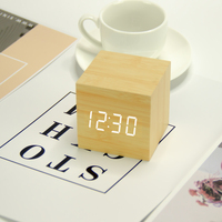 EMAF Logotipo Personalizado Cubo Cuadrado de Madera LED Gadget de Productividad para Escritorio Reloj Despertador Digital con Control de Hora, Día, Temperatura y Sonidos