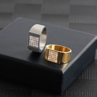 Bague de luxe pour homme en acier inoxydable doré, carrée, entièrement sertie de zircons, anti-allergique, pour usage quotidien, idéale pour les fêtes et les danses