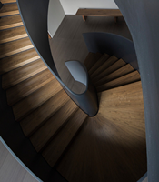 VIKO Intérieur de haute qualité Vente à chaud Intérieur de style noir Pédale en bois Escalier incurvé Escalier en colimaçon