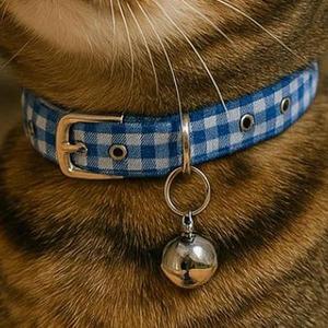 Collare regolabile per gatti Yommy, blu a quadri con campanello, in morbido nylon per gatti - Product Image 1