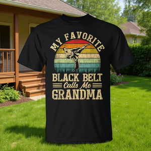 Mi camiseta favorita con la frase 'Black Belt Calls Me Grandma' - Regalo para el Día de la Madre - Product Image 3