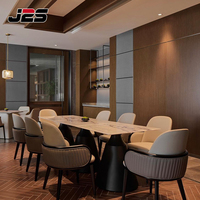 J2S Commerciële Restaurantmeubelenset met gestoffeerde stoelen en marmeren tafel voor hotel- en horeca-interieurprojecten