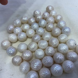Perlas de escamas de dragón talladas a mano en varios colores, perlas sueltas para la fabricación de joyas - Product Image 1