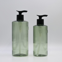 Bouteille Pompe PET Verticale Canelée 500ml 800ml Transparente Verte pour Shampooing avec Pompe Noire et Zone Logo Vierge Sérigraphiée