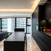 Meubles de cuisine modulaires sur mesure noir mat, garde-manger pleine hauteur, station café, tour d'appareils électroménagers, plan de travail en marbre, projets OEM ODM