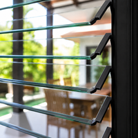 Fenêtres à persiennes en aluminium et verre modernes personnalisées, système de ventilation combiné avec volets extérieurs, villa de luxe