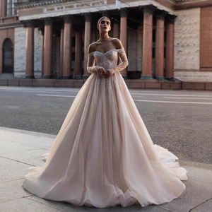 Abito da <span class=keywords><strong>Sposa</strong></span> NDB10245 con Spalle Scoperte, Maniche Lunghe, Schiena Nuda, Strascico, Perle e Paillettes - Product Image 3