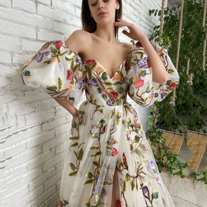 Nouvelle Robe Midi Sexy à Épaules Dénudées Imprimée Florale Tissée avec Fente Poitrine pour Femme Style Européen et Américain Printemps-Été - Product Image 4