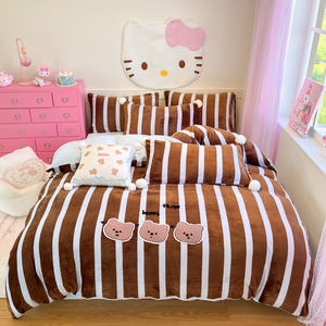 Juego de funda nórdica de <span class=keywords><strong>invierno</strong></span> de cuatro piezas de terciopelo de leche de doble cara grueso con bordado de dibujos animados OEM - Product Image 1