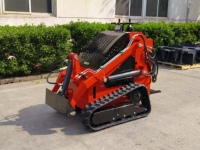Chargeuse compacte sur pneus de haute qualité EPA Euro5 avec plusieurs accessoires de travail pour les travaux agricoles et de construction