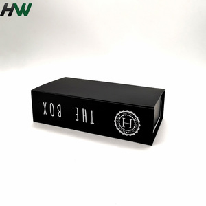 Caja de Regalo Magnética Plegable y Reciclable Personalizada con Grabado y Laminado Mate para Empaque de Ropa - Product Image 5