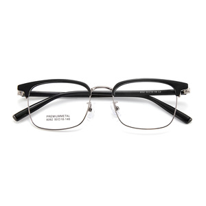 Gafas de Metal Rectangulares Premium para Hombre, Modelo 8092 50-18-146, Montura Estrecha, Puente Mediano, Lentes Acrílicas - Product Image 1