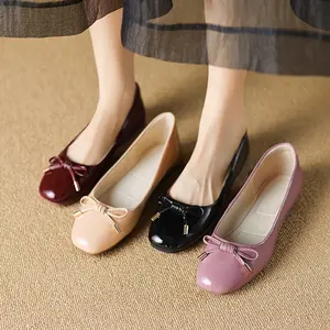 中国制造商新款漆皮轻质纯色带蝴蝶结的女式平底高跟鞋