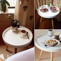 Table basse de salon au design minimaliste, gain de place, pieds en bois, plateau en plastique