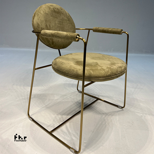 Fauteuil de salle à manger moderne rembourré rouge avec dossier rond et base en métal doré pour café, restaurant, hôtel - Product Image 4