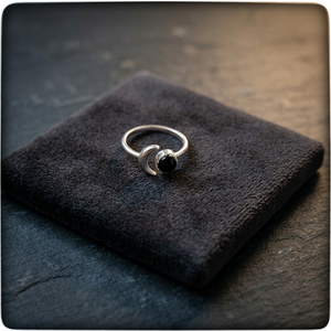 Anillo de Media Luna Elegante y Estilizado de Plata de Ley 925 con Piedra Negra para Uso Casual y de Fiesta - Product Image 3