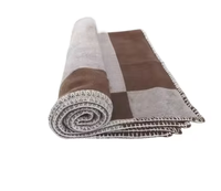 Manufacture directe 100% laine Jacquard matelassé couverture solide tissé conception bas prix double taille portable pour la maison hôtel Offre Spéciale
