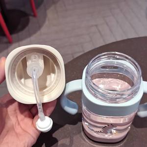 แก้วน้ำเด็กแบบมีหลอดดูด ลายการ์ตูน ป้องกันการสำลัก แก้วน้ำเด็กพกพาสะดวก พร้อมหูจับ ขวดน้ำพลาสติกสำหรับเด็ก - Product Image 4