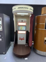 Machine de photomaton vintage fermée avec système DSLR professionnel