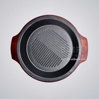 Wajan Sizzle Griddle Hot Plate Sizzler, Panci Sizzling, Panci Bulat Besi Cor dengan Dasar Kayu Merah