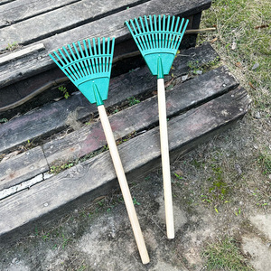 Mini râteau à feuilles en plastique détachable à 14 dents, lot de 4 couleurs, jouet de jardin pour enfants pour nettoyer la pelouse et les feuilles mortes - Product Image 3