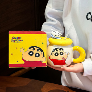 Taza de cerámica de Crayon Shin-chan con tapa y pajita, diseño de dibujos animados en azul y amarillo, para oficina o regalo. - Product Image 3