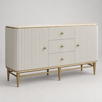 WYRAX Fashion Boutique Weißes Geriffeltes Buffet-Schrank mit Mittelschubladen Seitenschränken Breiter Vitrine und Goldfarbener Metallbasis
